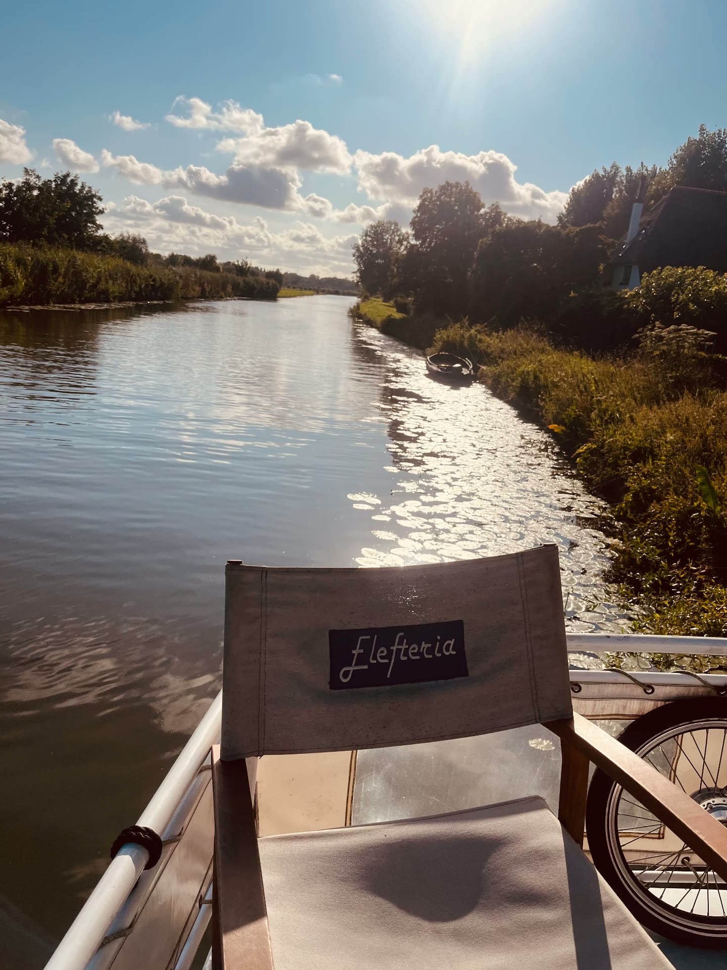 Rustige plek aan het water in de zon