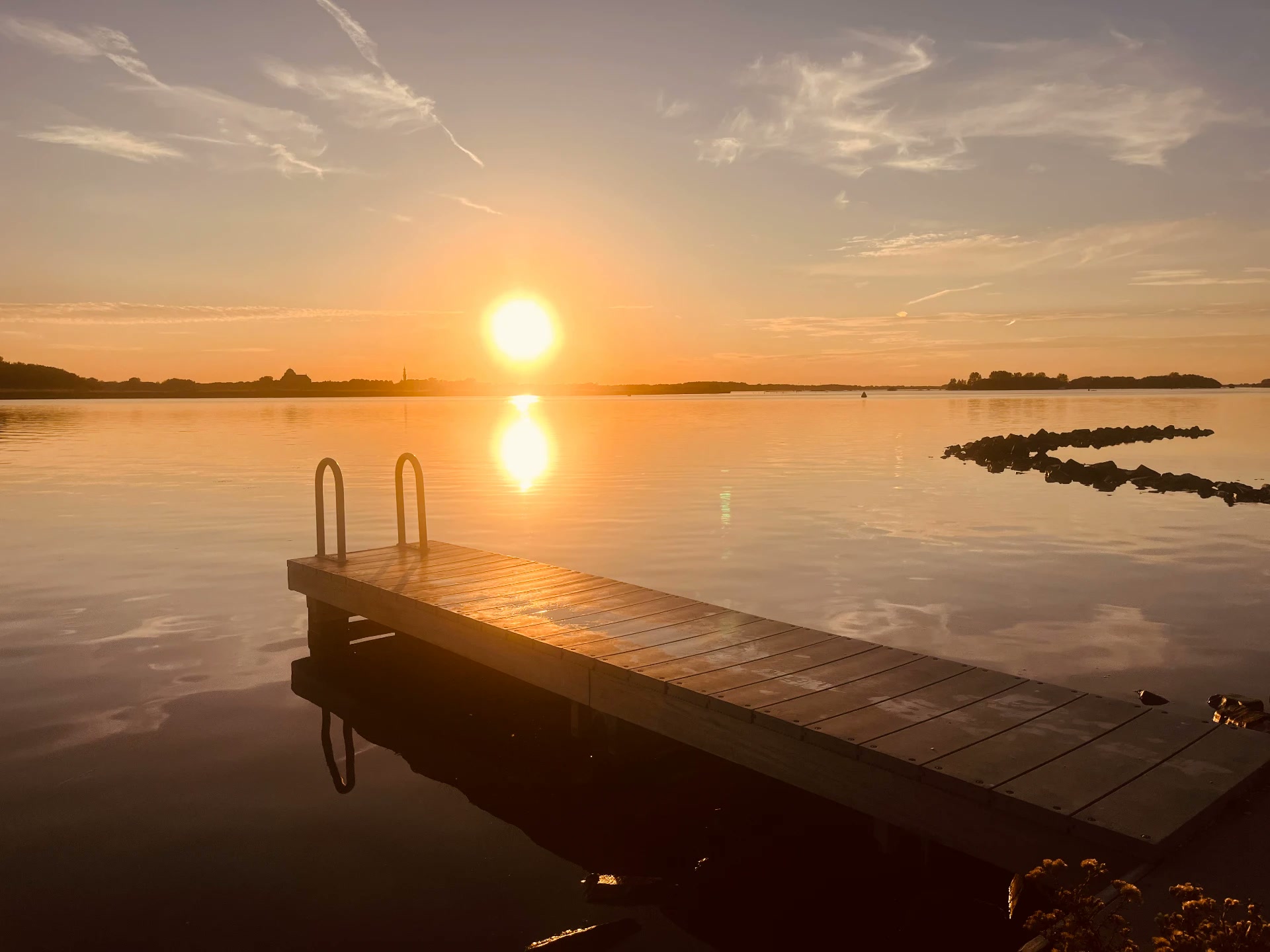 Zonsondergang boven het water, vanaf de steiger