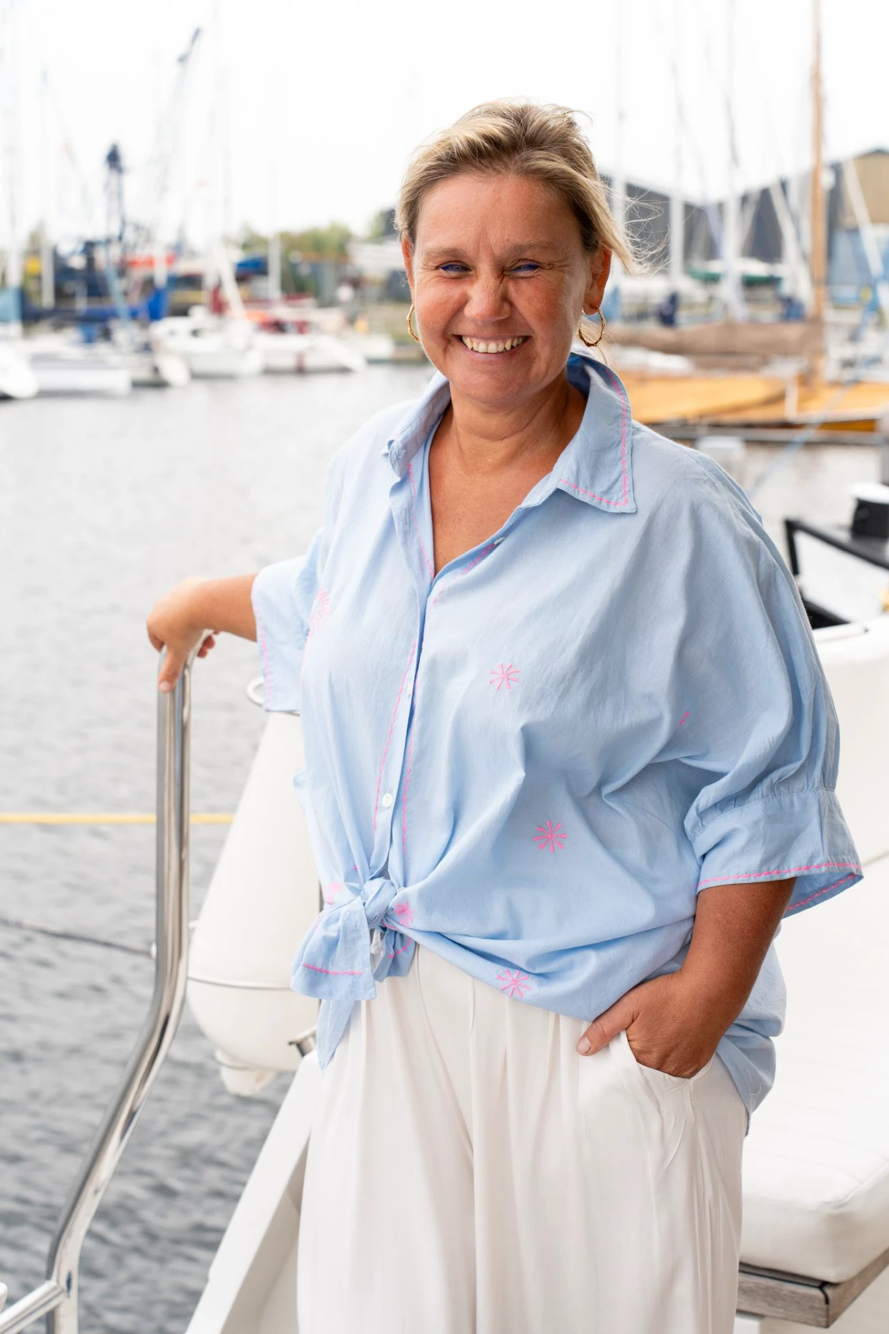 Katie lacht op het dek van Big Bird in de haven