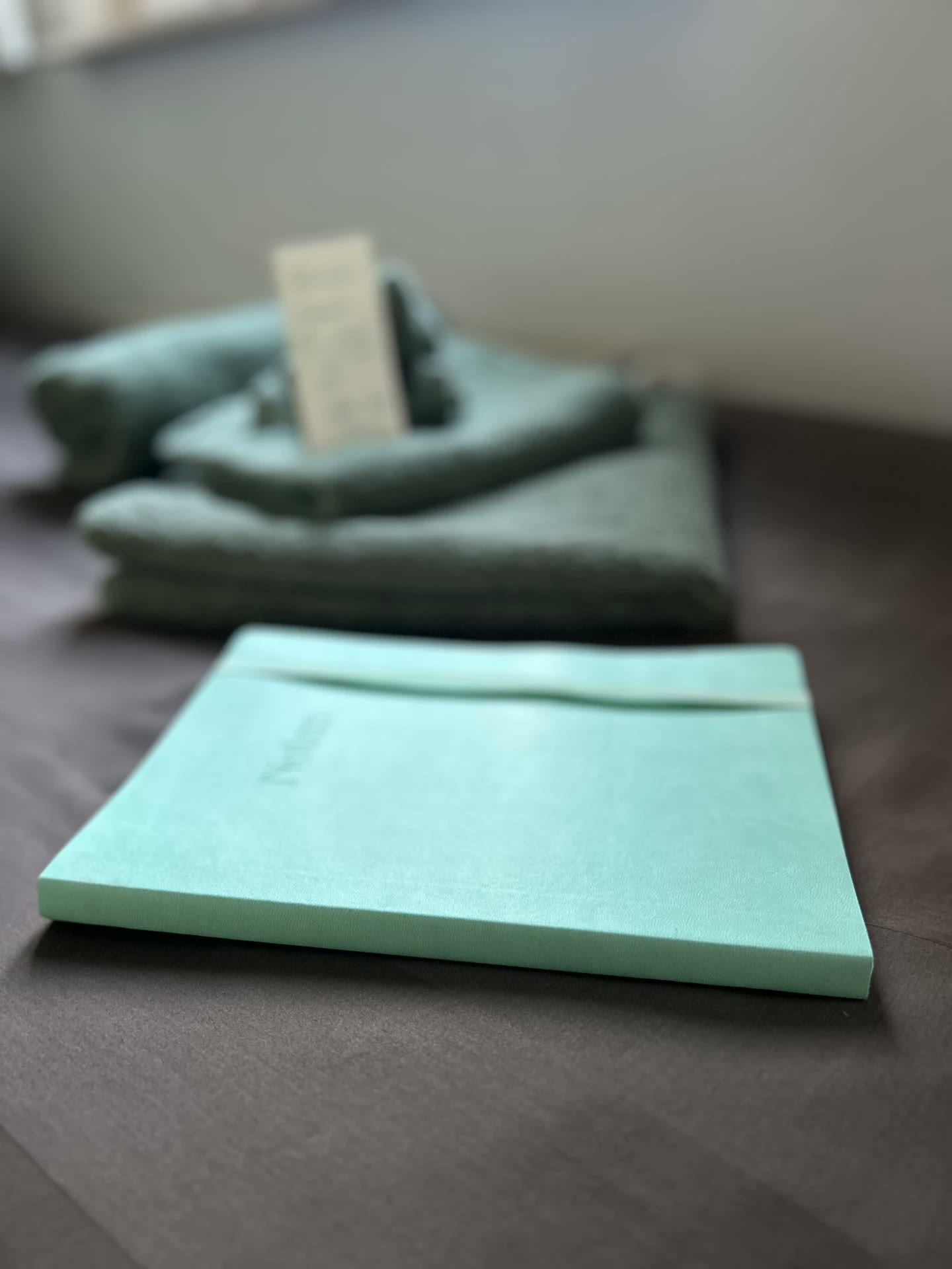 Een schrijfboek met zachte dekens op de achtergrond